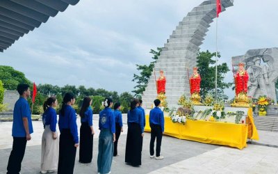 ĐOÀN THANH NIÊN TRƯỜNG ĐẠI HỌC VĂN HÓA, THỂ THAO VÀ DU LỊCH THANH HÓA DÂNG HOA, DÂNG HƯƠNG TẠI NGHĨA TRANG LIỆT SĨ HÀM RỒNG